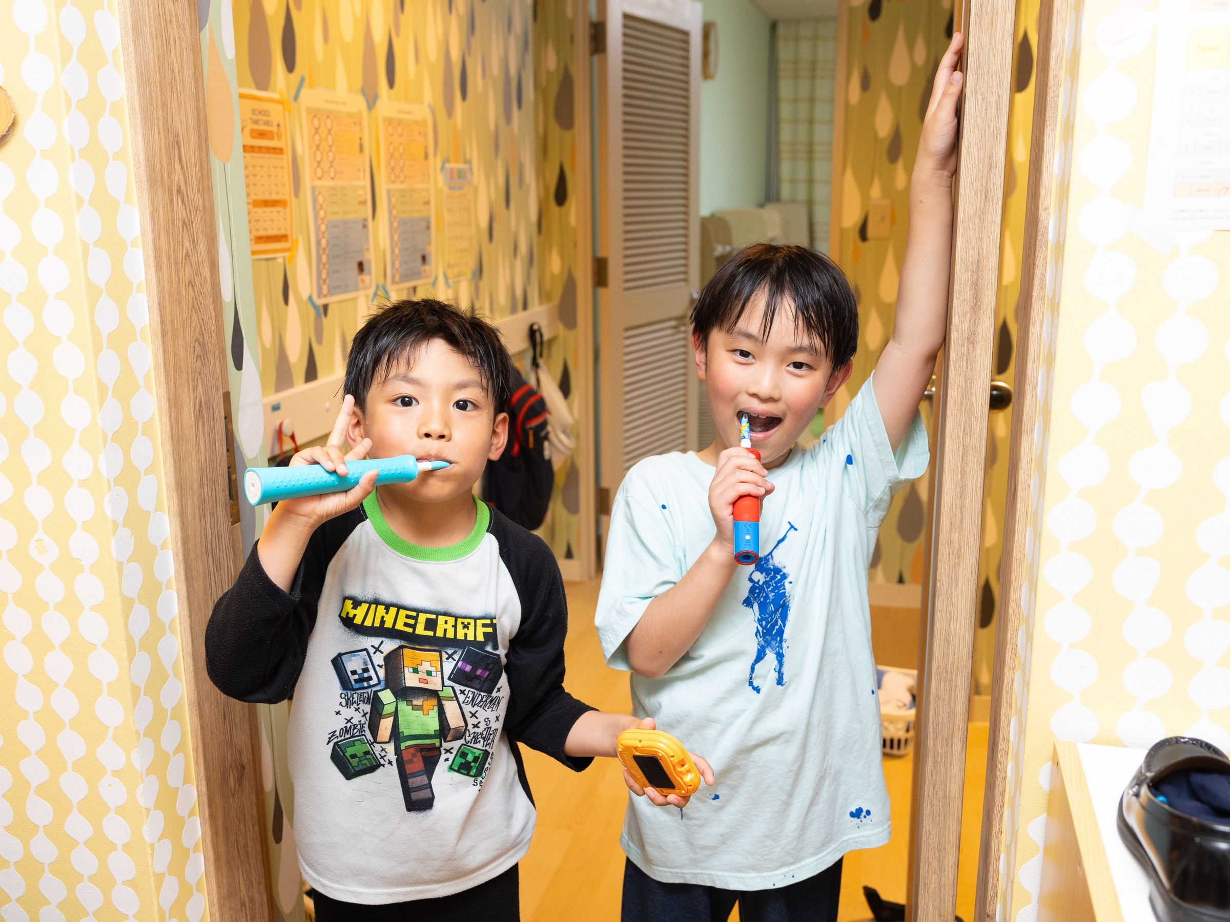 Brushing teeth in the boarding house before bed